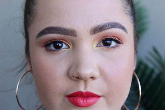 Tendances de maquillage minimaliste avec fond de teint adaptable - Hailey Beauty